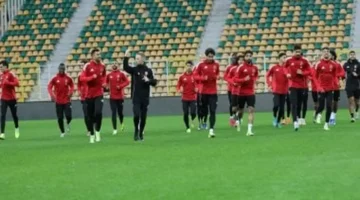 المران الأخير بالجزائر.. السفير المصري يتابع تحضيرات الأهلي لمواجهة شبيبة القبائل المرتقبة